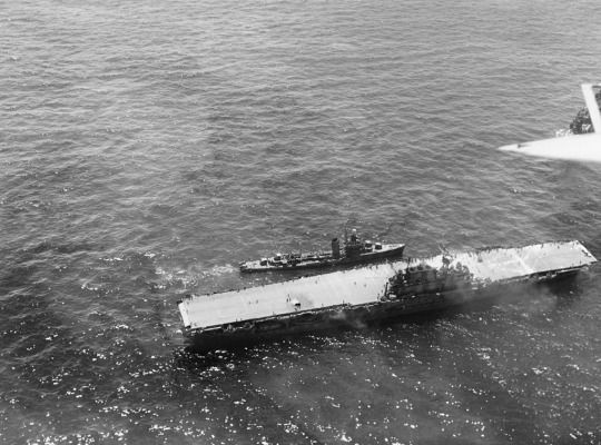 USS Hornet đã vị vô hiệu hóa, và tàu tuần dương Northampton phải kéo nó đi. Đến cuối ngày, trong khi được kéo đi, USS Hornet lại bị máy bay Nhật Bản đánh trúng thêm một quả ngư lôi nữa. Lệnh bỏ tàu được đưa ra.