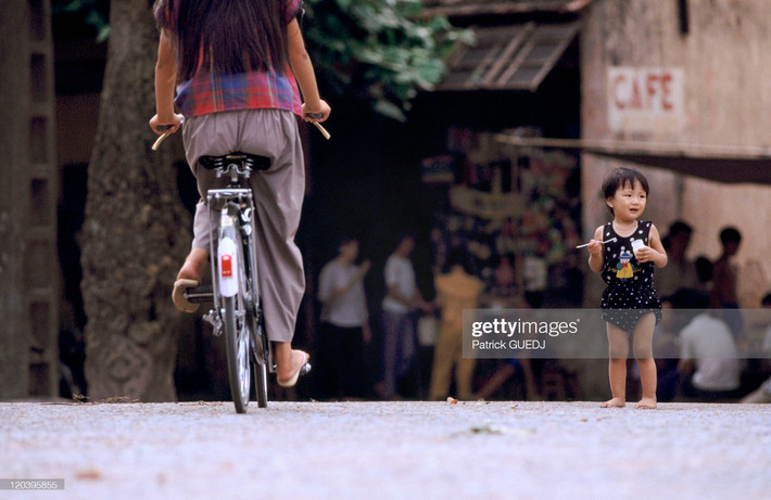 Một bé gái trên đường phố Hà Nội năm 1999.