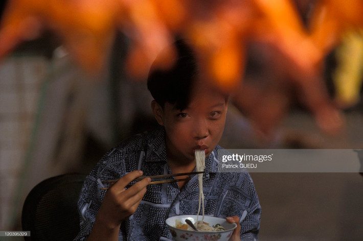 Bé trai thưởng thức phở sáng ở Sài Gòn.