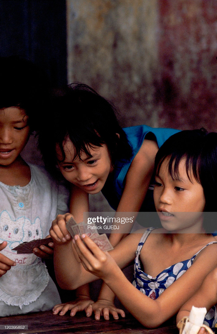 Các bé gái chơi tú lơ khơ.