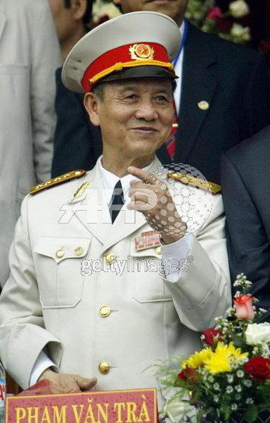 10. Đại tướng Phạm Văn Trà (năm sinh: 1935). Năm thụ phong: 2003. Quê quán: Bắc Ninh. Chức vụ cao nhất: Bộ trưởng Bộ Quốc phòng (1997-2006). Chức vụ cao nhất trong ĐCSVN: Ủy viên Bộ Chính trị (1997-2006). Danh hiệu khác: Anh hùng lực lượng vũ trang nhân dân.