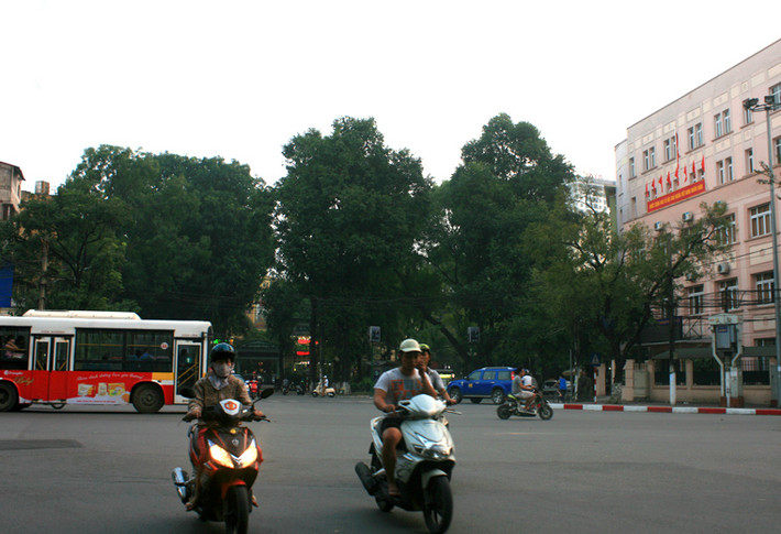 Ngã 5 Trần Hưng Đạo trở nên thênh thang khi không còn cảnh hàng đoàn người nhẫn nại di chuyển từng bước một hướng về phía Nhà tang lễ.