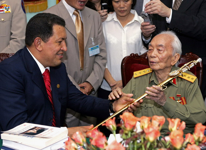 Trong chuyến thăm Hà Nội năm 2006, Tổng thống Venezuela Hugo Chavez tặng Đại tướng bản sao của thanh kiếm đã được Simon Bolivar, người anh hùng dân tộc Venezuela sử dụng.