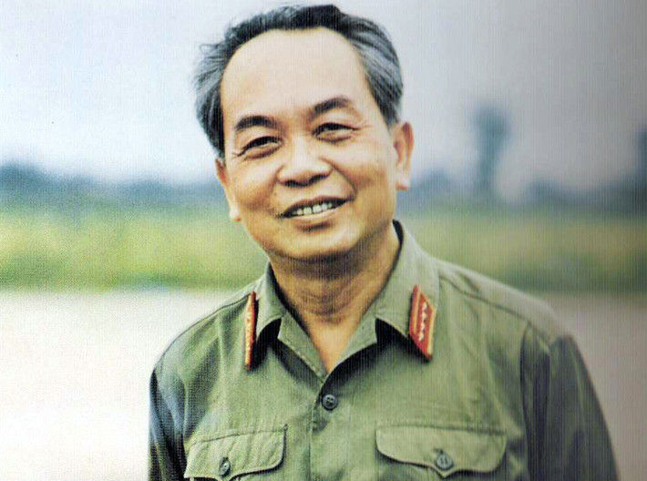 1. Đại tướng Võ Nguyên Giáp (1911 – 2013). Năm thụ phong: 1948. Quê quán: Quảng Bình. Bí danh: Văn, Sáu. Chức vụ cao nhất: Phó Chủ tịch Hội đồng Bộ trưởng; Tổng tư lệnh Quân đội Nhân dân Việt Nam; Bộ trưởng Bộ Quốc phòng. Chức vụ cao nhất trong ĐCSVN: Ủy viên Bộ Chính trị. Danh hiệu khác: Người anh cả của Lực lượng vũ trang nhân dân Việt Nam, Đại tướng đầu tiên của QĐNDVN, Huân chương Sao vàng.