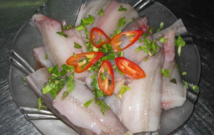 Lẩu cá khoai là món ăn phổ biến tại các quán ở Đồng Hới. Cá khoai được làm sạch, bỏ đầu, ruột, cắt đôi, ướp gia vị, khi ăn nhúng vào nồi nước lẩu gồm các vị như cà chua, khế, nấm, chua me, măng chua, dưa cải. Phải ăn món này khi còn nóng, đừng để nguội cá sẽ tanh.