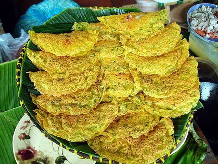 Bánh xèo Quảng Hòa là món ăn đặc trưng ở xã Quảng Hòa (huyện Quảng Trạch), được làm bằng gạo đỏ, hoa văn nổi đều, đơn giản nhưng phải đủ các món kèm theo: cá chuối, nộm, rau sống, bánh đa và nước chấm. Bánh xèo ăn ngon nhất là lúc vừa tráng xong, tráng tới đâu ăn tới đó. Cầm miếng bánh trên tay, cảm nhận được sự nóng hổi của mùi thơm gạo lứt thì thật tuyệt vời.