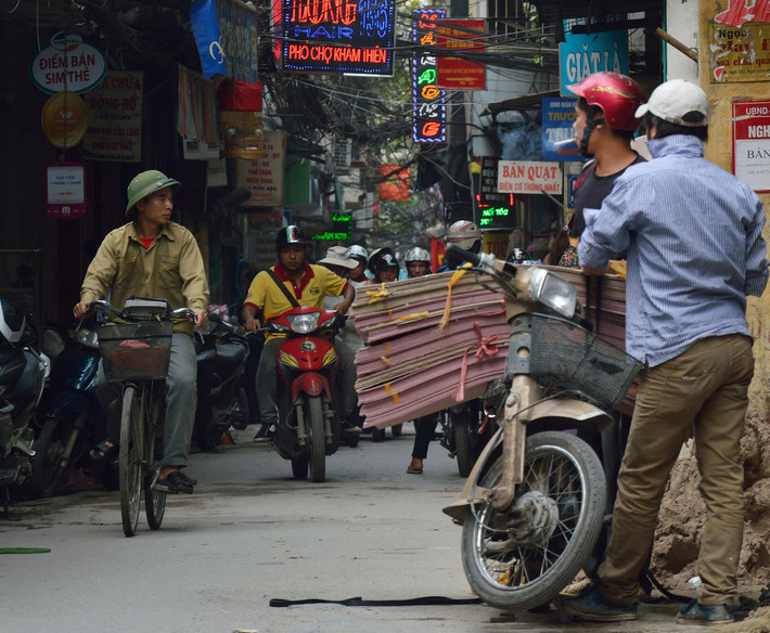 Những chiếc xe máy chở đủ thứ là một trong những ấn tượng khó quên về Việt Nam.