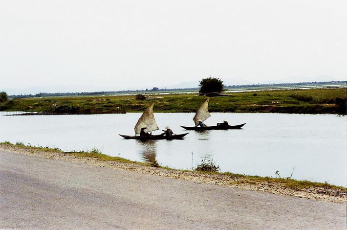 Hai con thuyền nhỏ trên sông.