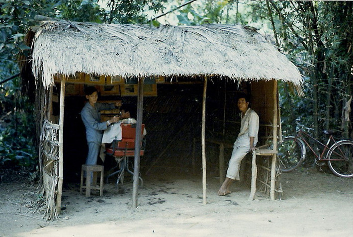 Hiệu cắt tóc vùng nông thôn.