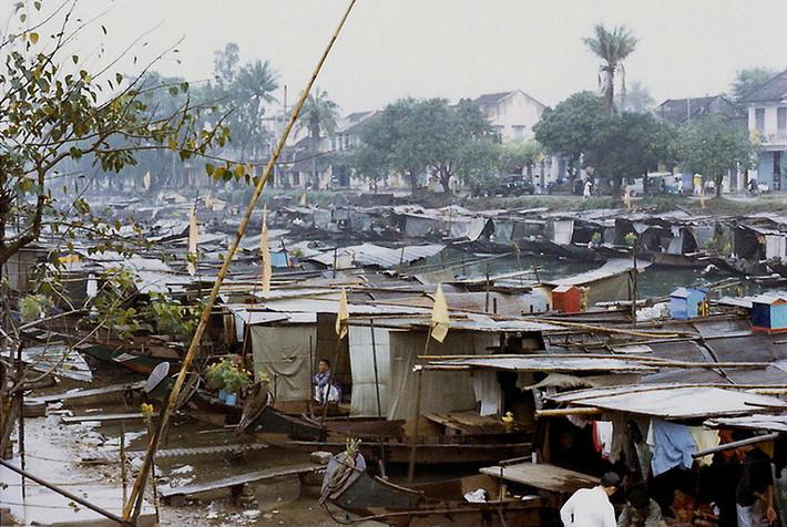 Xóm vạn chài, Huế.