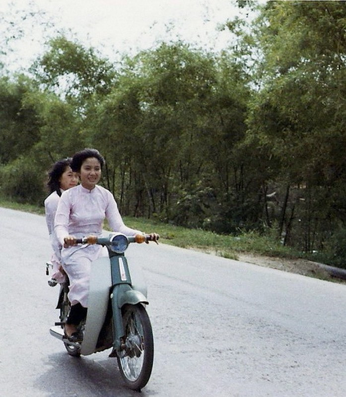 Hai nữ sinh đèo nhau trên xa lộ.