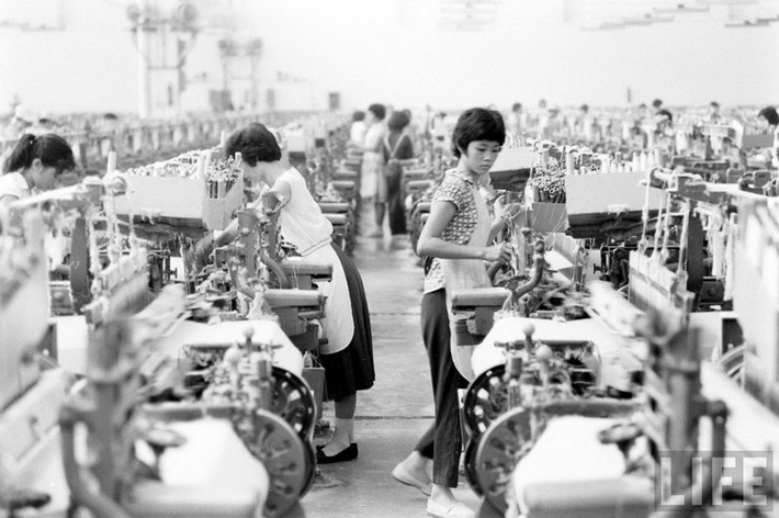 Trong một nhà máy dệt.
