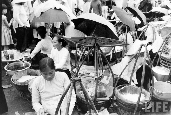 Những gánh hàng quà vặt.
