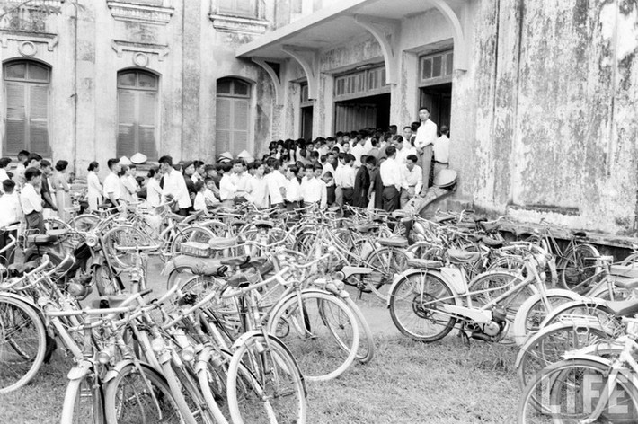 Tại một trường trung học.
