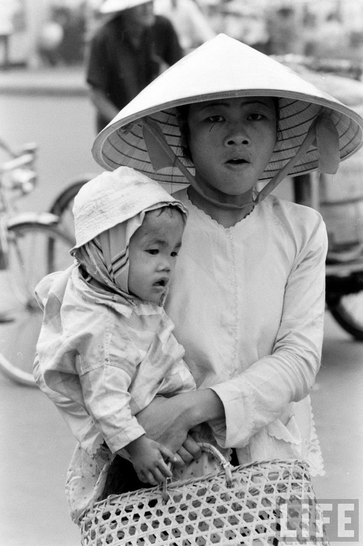 Hai mẹ con.