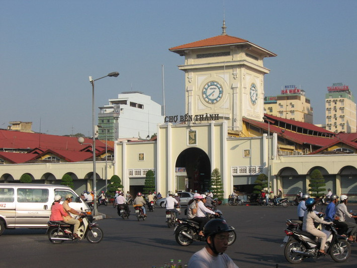 10. Thăm các khu chợ. Chợ là nơi tập trung tất cả các thể loại màu sắc, âm thanh, mùi vị ở TP HCM. Khu chợ nổi tiếng nhất của thành phố là chợ Bến Thành và chợ Bình Tây. Cả hai khu chợ sẽ đem đến rất nhiều niềm vui, bất kể bạn mua sắm hay chỉ đi dạo thuần túy. Ảnh: Internet.
