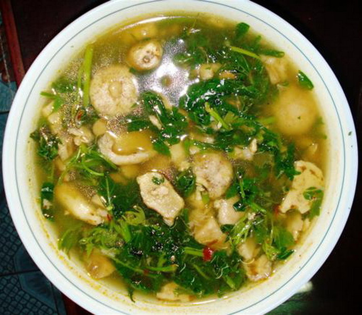 Nấm tràm là một đặc sản Quảng Bình, thường mọc trên sườn các gò đồi hay dọc theo ven bờ của những con suối, có hình tròn như quả trứng gà, nhìn béo múp, có màu tím đậm, mỗi năm chỉ có hai mùa vào khoảng tháng 4 và tháng 7, tháng 8 âm lịch. Nấm tràm có thể chế biến được nhiều món như nấu cháo, xào với các thực phẩm khác, nhưng có lẽ món ăn phổ biến, quen thuộc nhất với người dân Quảng Bình vẫn là canh nấm tràm.