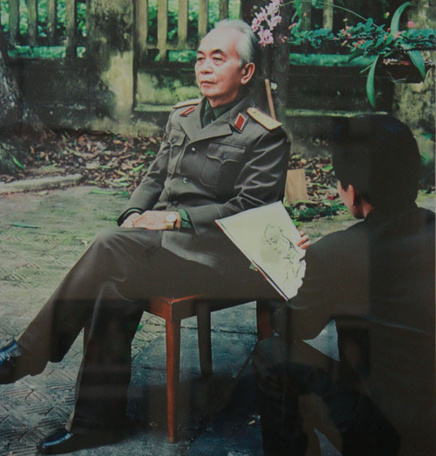 Đại tướng làm mẫu cho thượng tá, họa sĩ thương binh Lê Duy Ứng vẽ chân dung (1993).