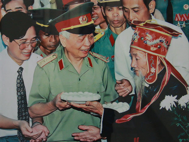 Đại tướng đến thăm đền Mê Linh, một lão nông đã tặng đĩa bánh trôi, tượng trưng cho lòng kính trọng của dân làng đối với người có công với dân, với nước (1995).