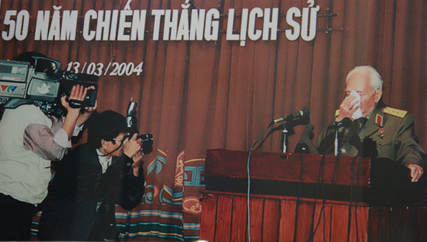 Tại cuộc mít tinh của cựu chiến binh Hà Nội kỷ niệm 50 năm chiến thắng Điện Biên Phủ, Đại tướng Võ Nguyên Giáp bồi hồi xúc động khi nhắc đến các anh hùng, liệt sĩ đã hy sinh vì nền tự do độc lập của Tổ quốc.