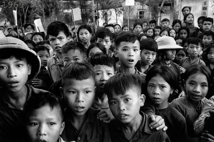 Những đứa trẻ trong một ngôi trường ở ven biển miền Bắc. Hình ảnh được đăng tải trên website cá nhân của nhiếp ảnh gia tại địa chỉ Marcriboud.com.