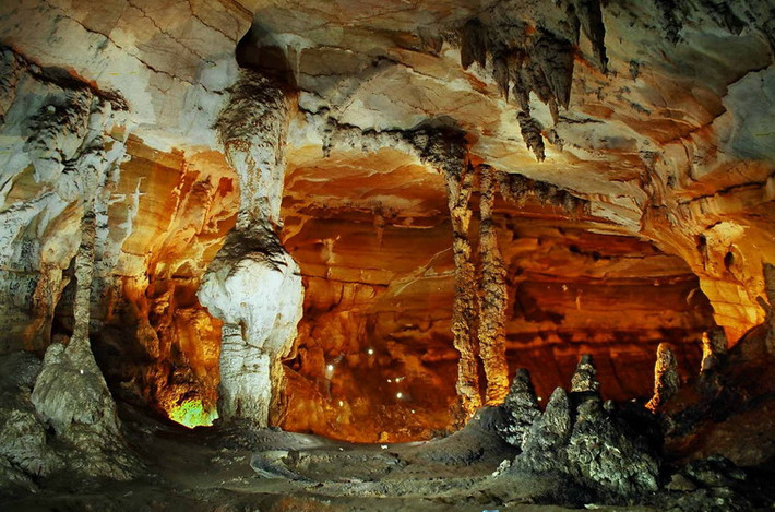 Thuộc vùng núi đá vôi Kẻ Bàng, động Phong Nha được mệnh danh là "Kỳ quan đệ nhất động" của Việt Nam.