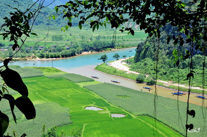 Sông Son chảy ra từ cửa động Phong Nha nằm trên đất làng Phong Nha xã Sơn Trạch huyện Bố Trạch.