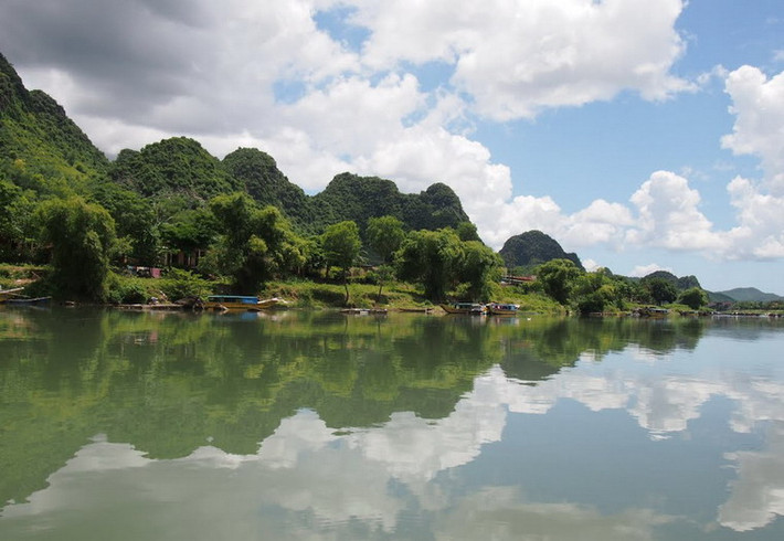 Cùng với Đèo Ngang, Sông Gianh là biểu trưng địa lý của tỉnh Quảng Bình. Dòng sông này từng là ranh giới thời Trịnh - Nguyễn phân tranh giữa Đàng Trong và Đàng Ngoài (1570-1786) với cuộc chiến tranh kéo dài gần nửa thế kỷ (1627-1672). Ảnh: MichaelR (Panorama).