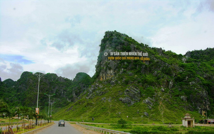 Vườn Quốc gia Phong Nha – Kẻ Bàng thuộc địa phận các huyện Quảng Ninh, Bố Trạch, Tuyên Hóa và Minh Hóa của tỉnh Quảng Bình, cách thành phố Đồng Hới 50km về hướng Tây Bắc. Vườn đã được UNESCO công nhận là Di sản thiên nhiên thế giới theo tiêu chí địa chất, địa mạo năm 2003.