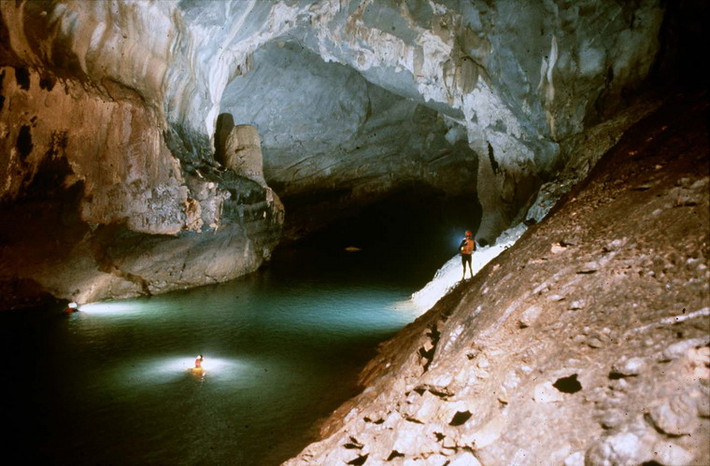 Phong Nha – Kẻ Bàng được ví như một bảo tàng địa chất khổng lồ có giá trị và mang ý nghĩa toàn cầu bởi cấu trúc địa lý phức tạp, tập hợp nhiều loại đá khác qua. Nhiều hang động ở Phong Nha – Kẻ Bàng có vẻ đẹp kì vĩ, đã được khai thác để phục vụ khách du lịch trong và ngoài nước.