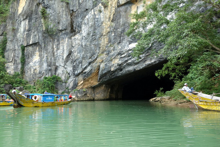 Đặc trưng của vườn quốc gia này là các kiến tạo đá vôi, 300 hang động, các sông ngầm và hệ động thực vật quý hiếm nằm trong Sách đỏ Việt Nam và Sách đỏ thế giới. Các hang động ở đây có tổng chiều dài khoảng hơn 80 km nhưng các nhà thám hiểm hang động Anh và Việt Nam mới chỉ thám hiểm 20 km.