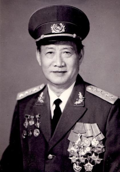4. Đại tướng Hoàng Văn Thái (Hoàng Văn Xiêm) (1915-1986). Năm thụ phong: 1980. Quê quán: Thái Bình. Bí danh: An, Mười Khang, Quốc Bình, Thành... Chức vụ cao nhất: Tổng Tham mưu trưởng đầu tiên (1945-1953), Thứ trưởng Bộ Quốc phòng. Chức vụ cao nhất trong ĐCSVN: Ủy viên Ban Chấp hành Trung ương các khóa III, IV và V. Danh hiệu khác: Huân chương Sao vàng (truy tặng 2007).