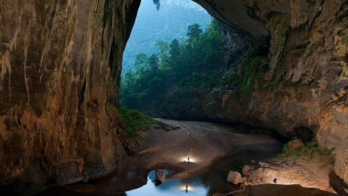 Hang Sơn Đoòng, tại xã Sơn Trạch huyện Bố Trạch tỉnh Quảng Bình - là hang động tự nhiên lớn nhất thế giới. Hang này nằm trong quần thể hang động Phong Nha - Kẻ Bàng. Hang có chiều rộng 150 mét, cao hơn 200 mét, dài ít nhất là 5 km. Chiều dài có thể còn sâu hơn nữa. Với kích thước như thế, hang Sơn Đoòng đã chiếm vị trí là hang động tự nhiên lớn nhất thế giới. Trong hang các nhà nghiên cứu còn tìm thấy một dòng sông ngầm dài 2,5 km và có cả những cột nhũ đá cao tới 70m.