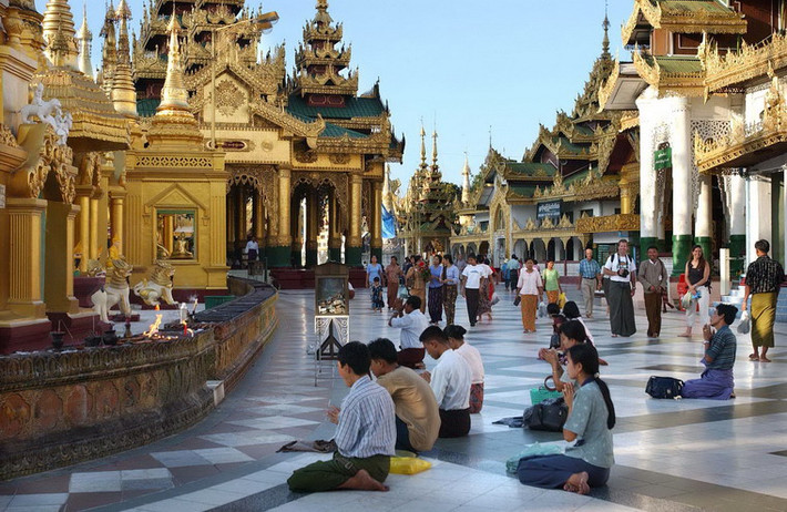 Trong chiến tranh Anh-Miến thứ hai, quân Anh lại chiếm đóng chùa và lần chiếm đóng này kéo dài tới 77 năm, đến tận năm 1929. Trong khoảng thời gian này, người dân vẫn được vào lễ chùa.
