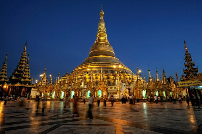 Trong quá trình tồn tại, chùa Shwedagon đã phải trải qua nhiều thời khắc lịch sử đen tối. Năm 1608, một toán quân Bồ Đào Nha đã cướp phá chùa. Tháng 5/1824, quân Anh xâm lược Myanma đã chiếm đóng và biến ngôi chùa thành một pháo đài, tới hai năm sau mới rút đi.