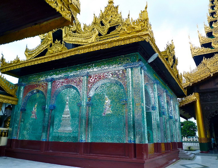 Trong chùa có 7 bồn nước tương ứng với 7 hành tinh và với 7 ngày trong tuần. Đó là nơi những người có sinh nhật trùng vào ngày đó tới tưới nước tắm cho tượng Phật.