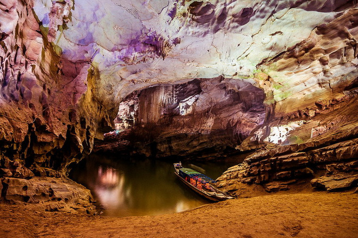 Phong Nha là hang động tiêu biểu nhất về giá trị thẩm mỹ và sự độc đáo tại Di sản Thiên nhiên Thế giới Vườn quốc gia Phong Nha - Kẻ Bàng. Theo đoàn thám hiểm của Hoàng gia Anh thì động Phong Nha có 7 cái Nhất: Hang nước dài nhất; Cửa hang cao và rộng nhất; Bãi cát và bãi đá ngầm đẹp nhất; Hồ nước ngầm đẹp nhất; Thạch nhũ tráng lệ và kỳ ảo nhất; Dòng sông ngầm dài nhất và Hang khô rộng và đẹp nhất.