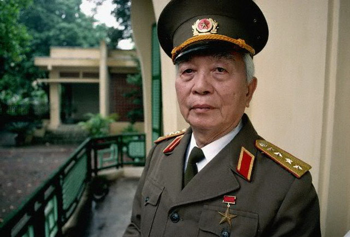 Sau khi đất nước thống nhất và hòa bình, ngôi nhà số 30 đường Hoàng Diệu, Hà Nội đã trở thành nơi sinh sống của Đại tướng Võ Nguyên Giáp. Đây là nơi Đại Tướng đã tiếp đón rất nhiều lượt bạn bè quốc tế đến tìm hiểu về cuộc đấu tranh anh dũng của dân tộc Việt Nam trong thế kỷ 20… Ảnh: Đại tướng tại nhà riêng năm 1994.