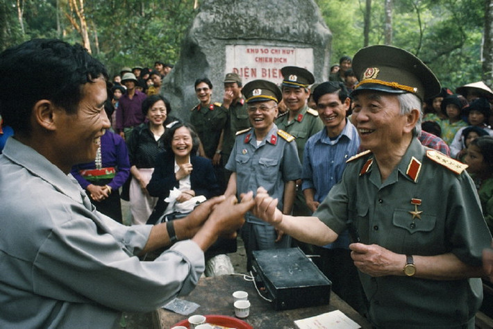 Căn cứ Mường Phăng (nay thuộc xã Mường Phăng, huyện Điện Biên, tỉnh Điện Biên) là Sở chỉ huy chiến dịch Điện Biên Phủ, nơi ở và làm việc của Đại tướng Võ Nguyên Giáp trong suốt chiến dịch Điên Biên Phủ hào hùng năm 1954. Nơi đây vẫn còn lưu giữ căn hầm chỉ huy của Đại Tướng. Khu rừng bao quanh Sở chỉ huy được gọi là “rừng Đại tướng”. Ảnh: Đại tướng về thăm Mường Phăng năm 1994.