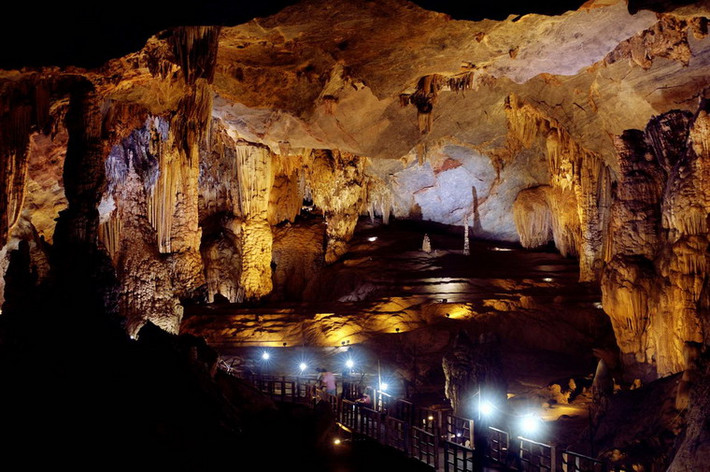 Nằm ẩn mình sâu trong lòng Di sản Phong Nha - Kẻ Bàng, động Thiên Đường được mệnh danh là "hoàng cung trong lòng đất". Động có chiều dài hơn 31,4 km, chiều rộng dao động từ 30 đến 100m, nơi rộng nhất lên đến 150m; chiều cao từ đáy động lên đến trần động khoảng 60-80m, là hang động khô dài nhất Châu Á. Động Thiên đường có cấu trúc kỳ vĩ với hệ thống măng đá, nhũ đá đẹp lung linh, huyền ảo, ngoài sức tưởng tượng của con người, khiến những người khám phá hang động liên tưởng về một thiên đường nơi trần thế.