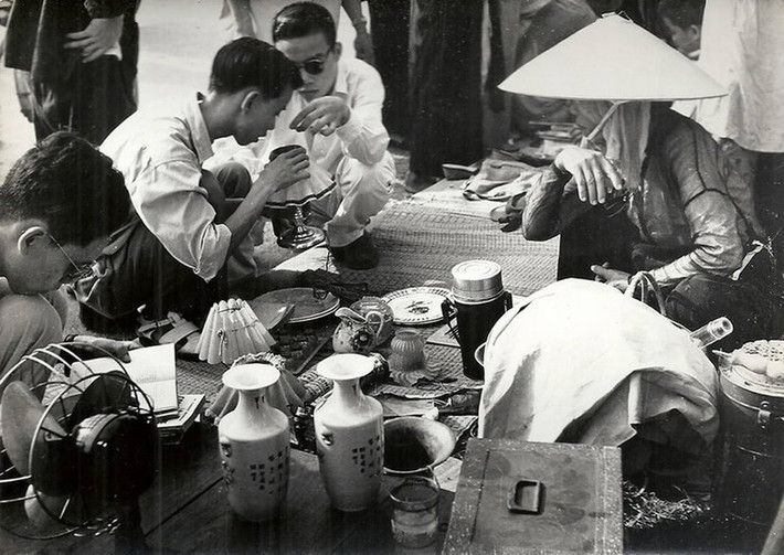 Chợ trời ở Hà Nội trở nên nhộn nhịp hơn mọi ngày...