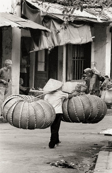 Với hành trang đơn giản, các gánh hàng rong len lỏi khắp các ngóc ngách Hà Nội với tiếng rao đặc trưng cho mỗi loại hàng hóa. Ảnh: Internet