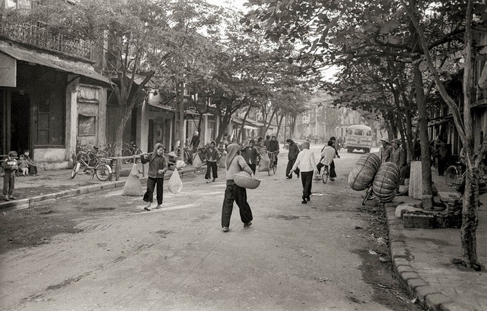Đầu thập niên 1980, Hà Nội vẫn còn rất thiếu thốn khi vừa trải qua nhiều thập kỷ chiến tranh. Hình ảnh này nằm trong số khoảng 100 bức ảnh của John Ramsden sẽ được giới thiệu trong triển lãm “Hà Nội – Mảnh đất hóa tâm hồn” diễn ra tại Nhà triển lãm 29 Hàng Bài, Hà Nội, từ ngày 19-26/10/2013.
