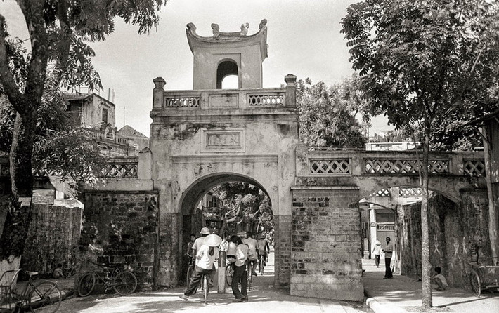 Cửa Ô Quan Chưởng nằm ở đầu phố Hàng Chiếu luôn nhộn nhịp người qua lại.