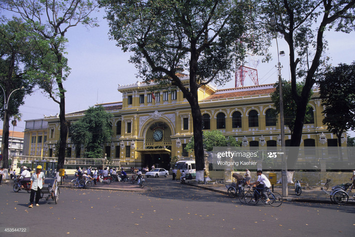 Tòa nhà Bưu điện Trung tâm, một công trình kiến trúc nổi tiếng của TP HCM, 1996.
