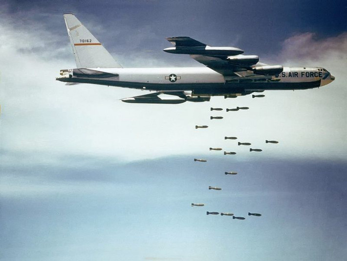 Theo mệnh lệnh của Nixon, máy bay chiến lược B-52 của Mỹ đã thực hiện hàng nghìn lượt ném bom rải thảm mang tính hủy diệt vào Hà Nội, Hải Phòng và các đô thị miền Bắc, bị truyền thông quốc tế lên án như tội ác chiến tranh không thể dung thứ.