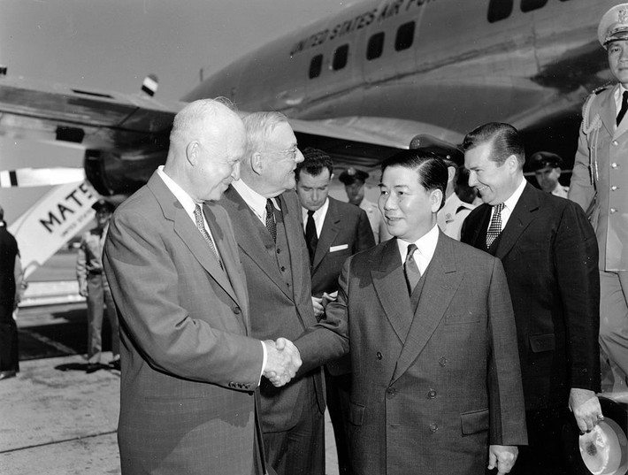 Dưới sự bảo trợ của Tổng thống Eisenhower, chính quyền Diệm – Nhu đã mở hàng loạt chiến dịch “tố Cộng”, “diệt Cộng”, lê máy chém đi khắp miền Nam Việt Nam để tàn sát những người kháng chiến và yêu nước.