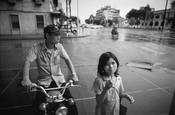 Khung cảnh trên đường Lê Lợi, trung tâm TP HCM một ngày đầu mùa mưa 1985.
