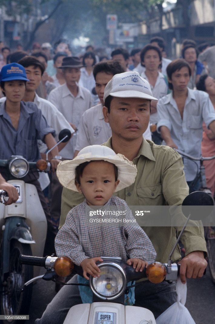 Hai bố con trên chiếc Honda Cub.