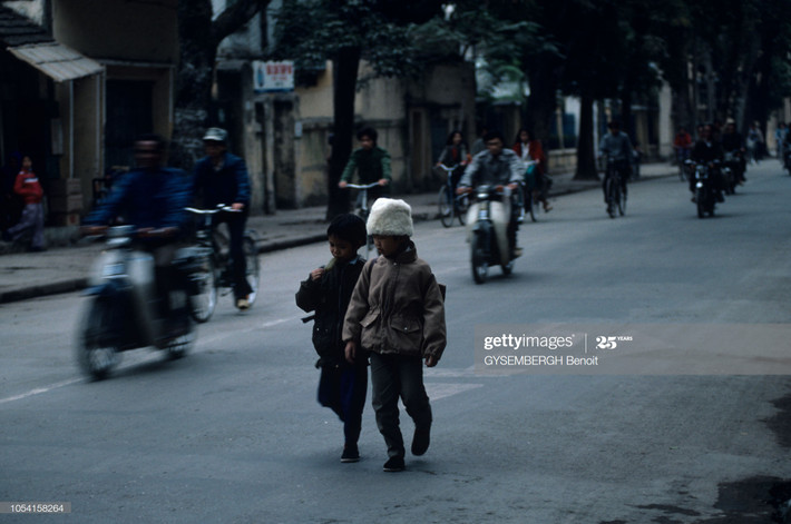 Hai học sinh tiểu học trên đường phố Hà Nội.